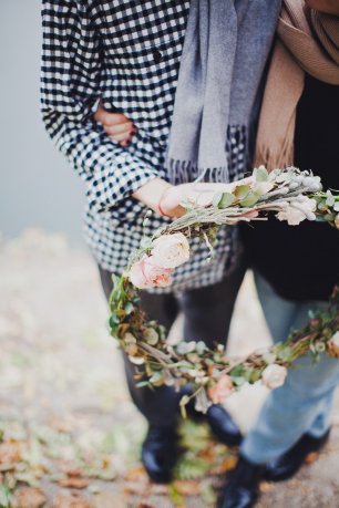 Цветочный веночек - чудесный атрибут свадебной фотосессии