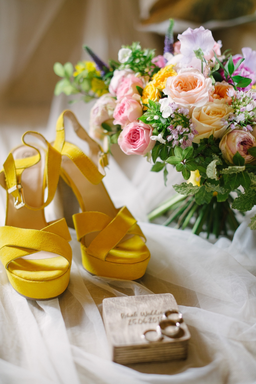 Желтые босоножки невесты и букет