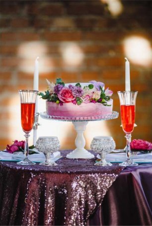 Двухъярусный торт украшенный цветами