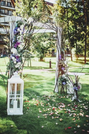 Свадебная акра, украшенная ветками и цветами