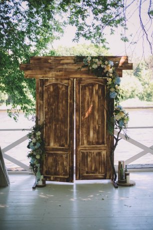 Свадебная арка на выездной регистрации в виде дверей