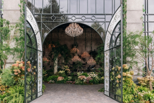 Свадебное торжество MAJESTIC ORANGERY. Торжественный зал, утопающий во флористике в стиле Оранжереи, хрустальных люстрах и подсвечниках.