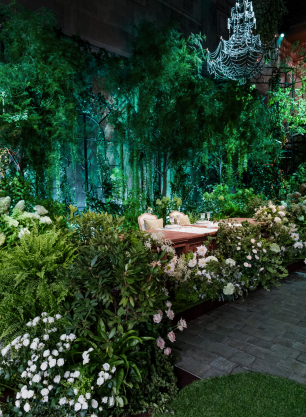 Свадебное торжество MAJESTIC ORANGERY. Торжественный зал, утопающий во флористике в стиле Оранжереи, хрустальных люстрах и подсвечниках.
