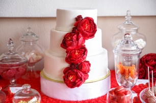 Оформление сладкого стола в красно-белой гамме. Торт с красными цветами