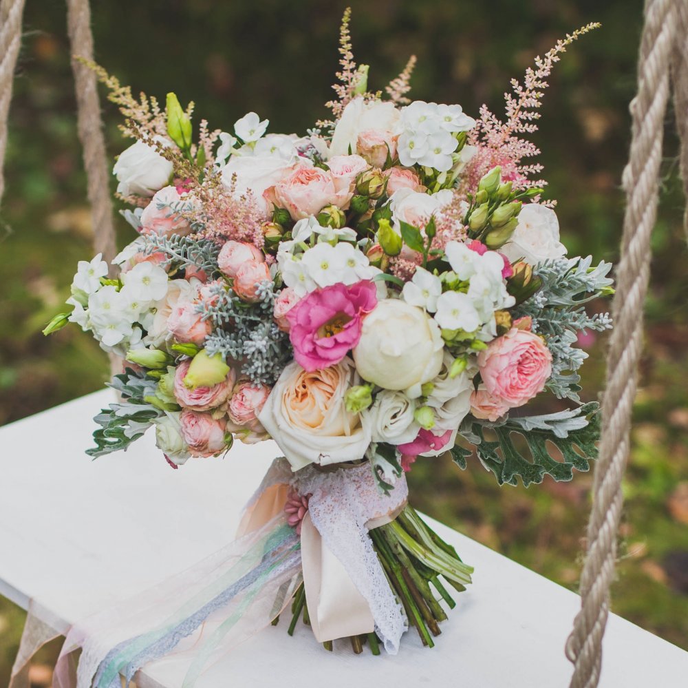Пышный свадебный букет с различными цветами