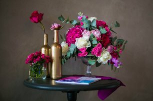 Цветочная композиция на столике с книгой пожеланий