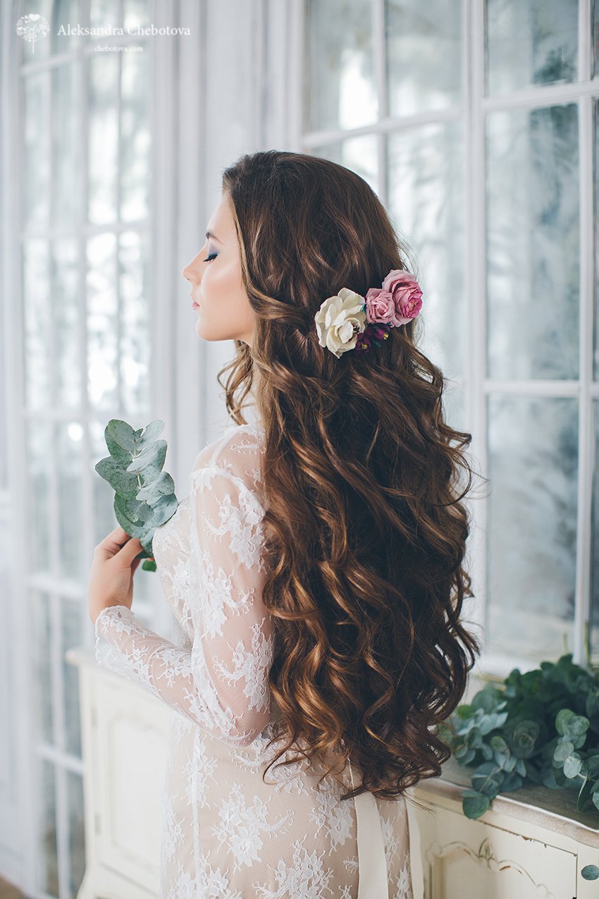 Распущенные волосы - простая прическа на свадьбу