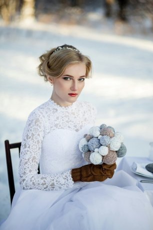 Яркий макияж с акцентом на губы для зимней невесты
