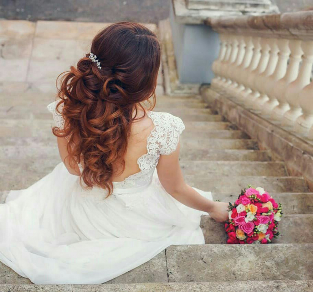 Греческая коса не выходит из свадебной моды уже несколько лет. а все потому, что это красиво, романтично и стойко. Прекрасно подойдет невестам с длинными волосами.