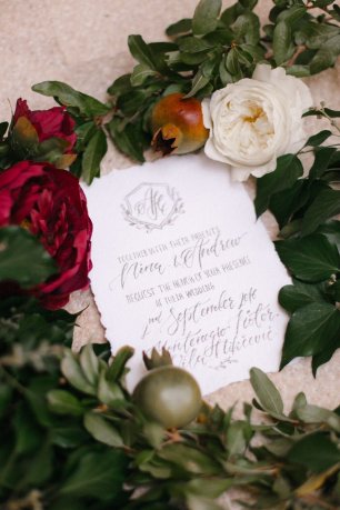 Свадебное приглашение ручной работы на бумаге ручного литья для свадьбы в Черногории, с каллиграфией и разработанной монограммой