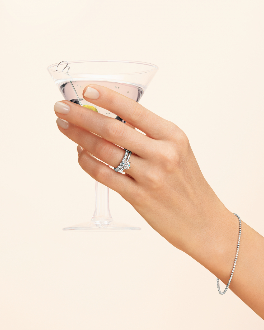 Сохраните Ваши лучшие моменты с украшениями LA VIVION.
⠀
На фото:
• помолвочное кольцо с бриллиантом весом 0.50 карата

• кольцо-дорожка с бриллиантами общим весом 1.50 карата

