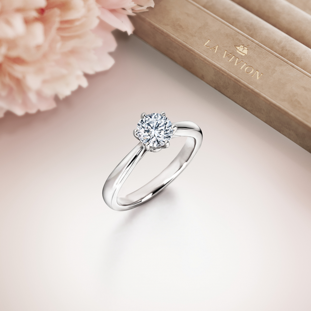 Стильные, изящные, удобные - кольца с бриллиантами от LA VIVION идеально подойдут в качестве подарка.

На фото:
• помолвочное кольцо с бриллиантом весом 0.40 карата, I/VS2 (6/6)
