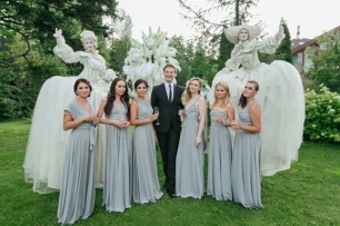 Ведущий Роман Акимов с подружками невесты и сказочными персонажами. После выездной церемонии бракосочетания