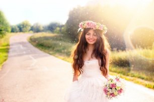 Невеста с цветочным венком и букетом