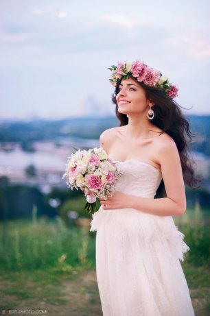 Невеста в легком розовом платье