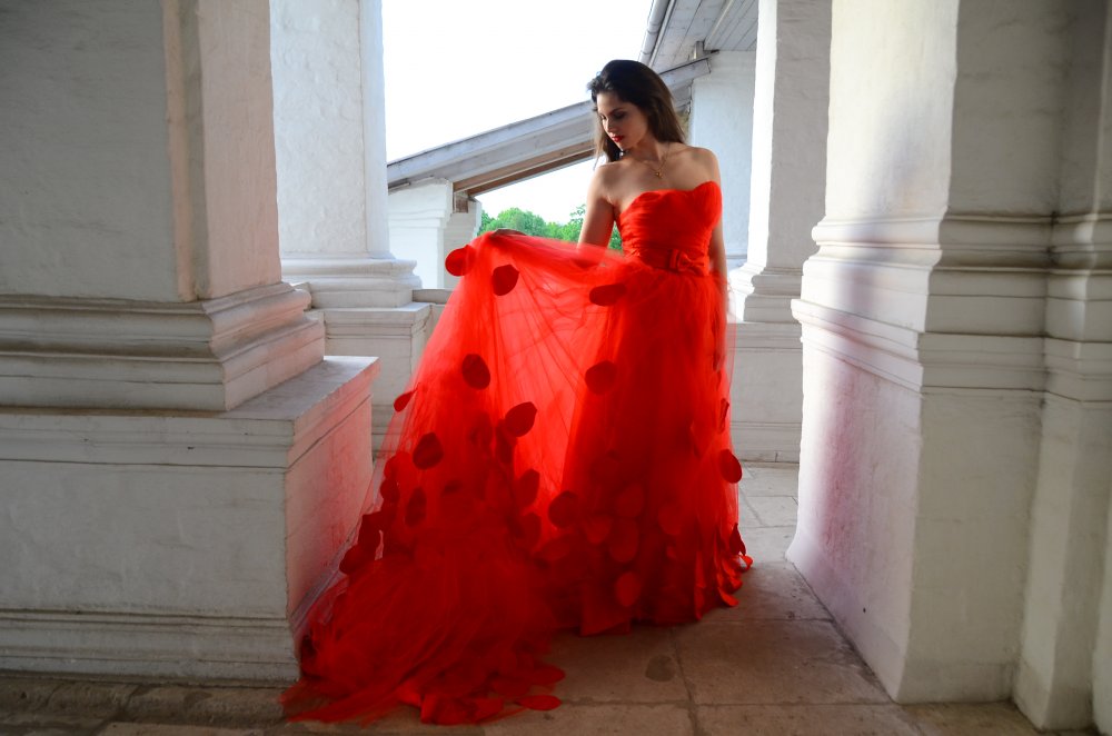 Ярко-красное свадебное платье со шлейфом