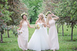 Невеста в подружками в саду