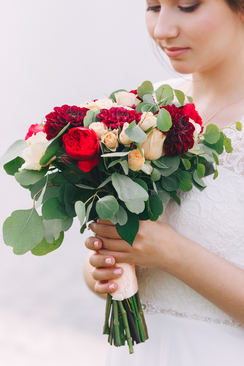 Букет невесты с красными цветами