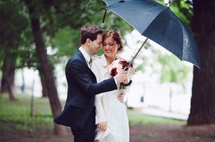Зонт - необходимая вещь на осенней свадьбе