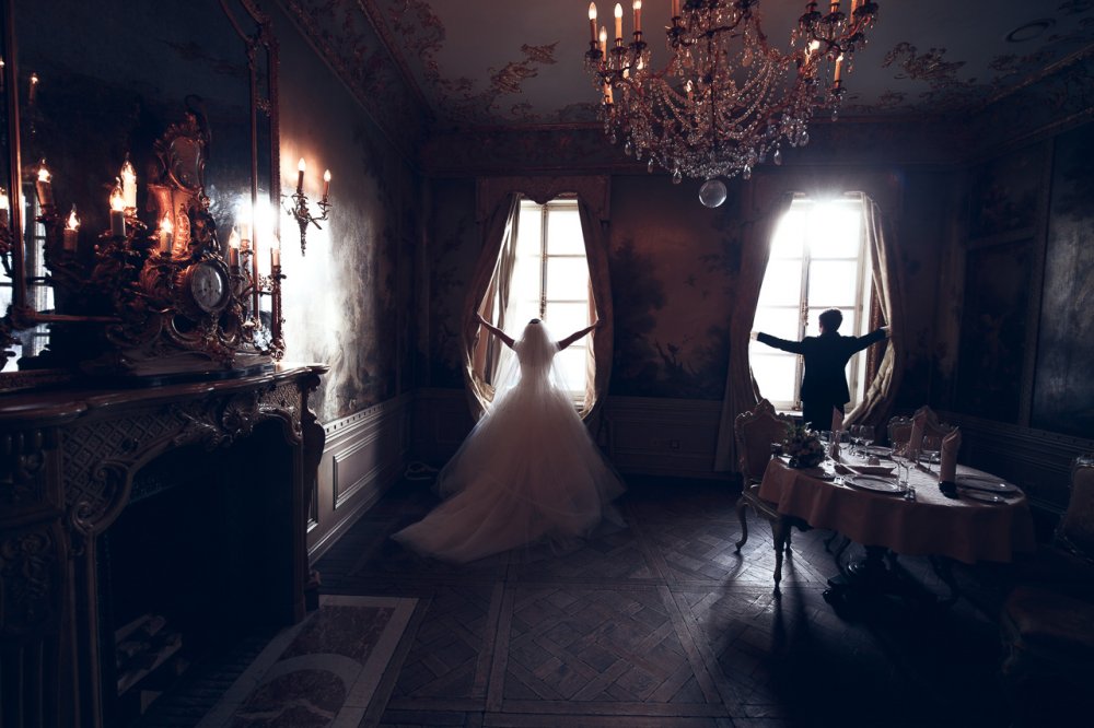 Невеста и жених в роскошном замке