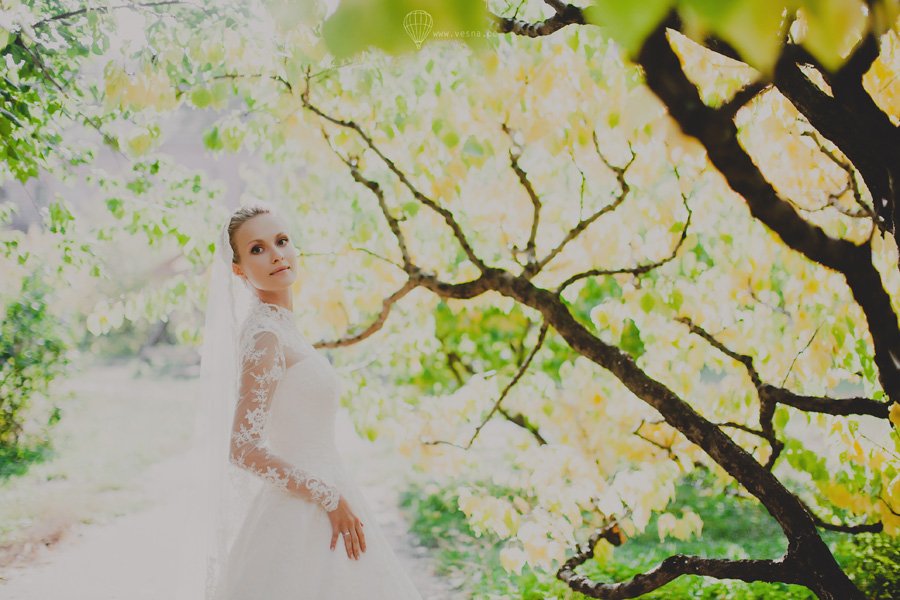 Невеста в кружевном платье с длинными рукавами