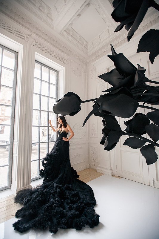 Черное свадебное платье с длинным пышным шлейфом