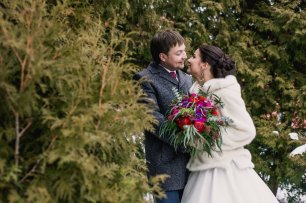 Чудесная свадебная фотосессия в еловом парке зимой