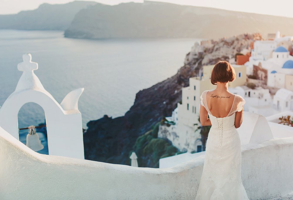 Невеста в прекрасном месте - остров Санторини
