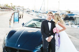 Невеста и жених у автомобиля