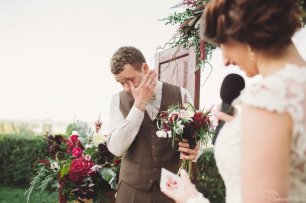 Трогательный момент на свадьбе