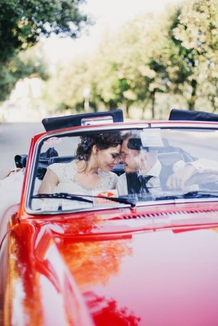 Красный автомобиль на свадьбе