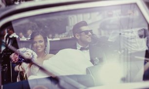 Жених и невеста в автомобиле