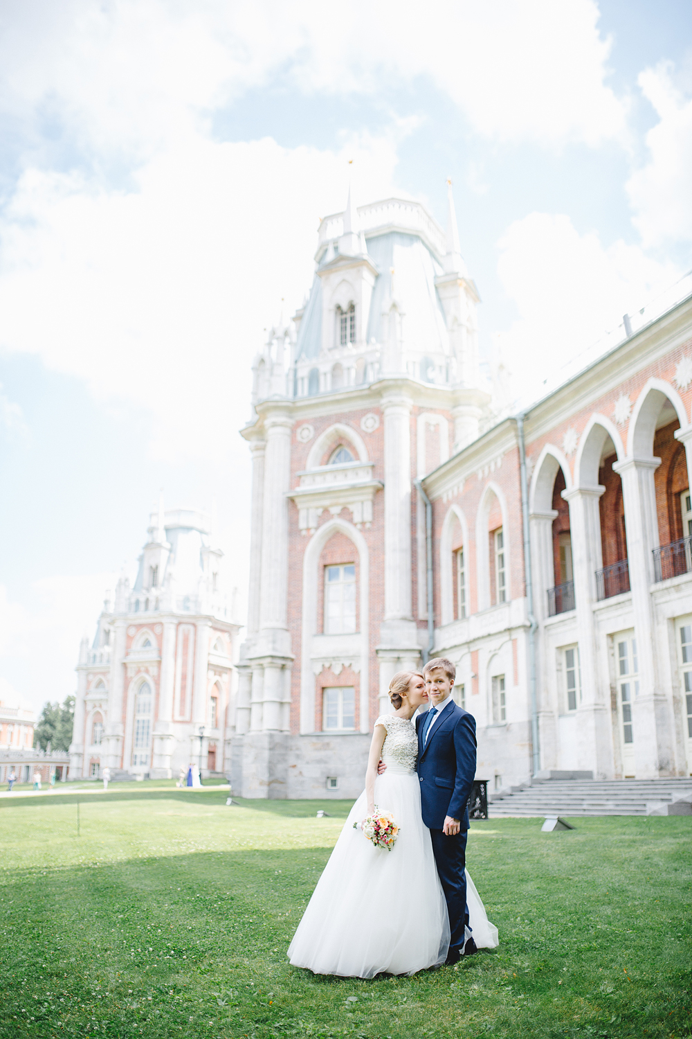 Царицыно — классическое место Москвы для свадебной фотосессии