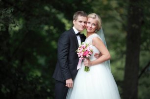 Невеста и жених на прогулке в лесу
