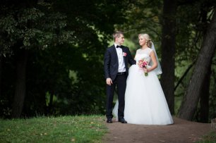 Жених и невеста в лесу