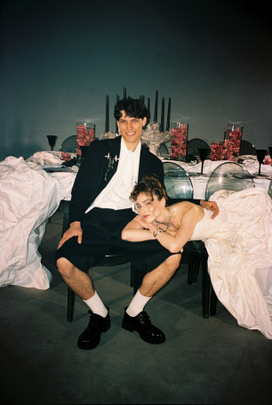 Пленочные кадры пары в декоре