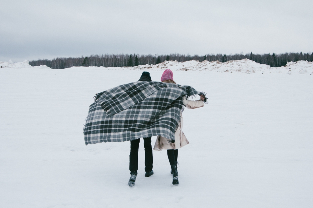 Зимняя история любви в снежных полях на природе.