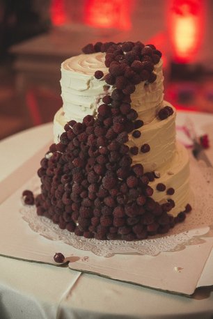 Свадебный торт на малиновой свадьбе с малиновой пропиткой
