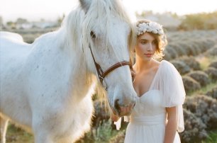 Невеста с лошадью. Фотосессия-прогулка