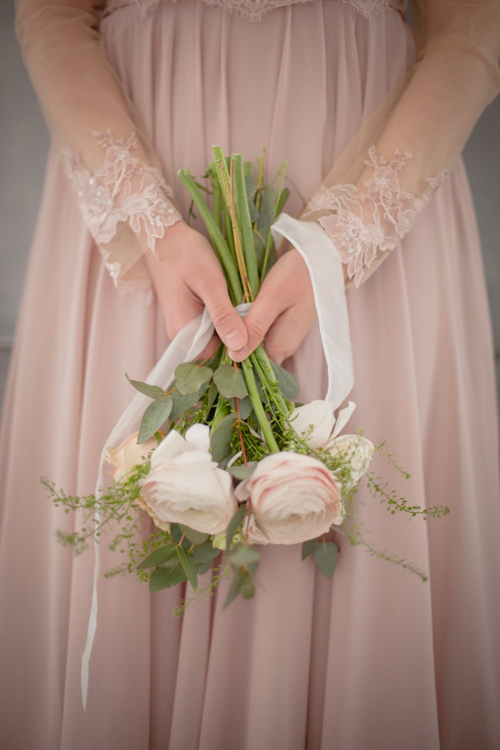 Невесомое свадебное платье цвета «пыльная роза» из шифона и нежной сетки, расшитой кружевом шантильи