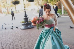 Бирюзовое свадебное платье с открытыми плечами