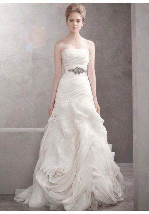 Свадебное платье Vera Wang цвета айвори с пышной юбкой