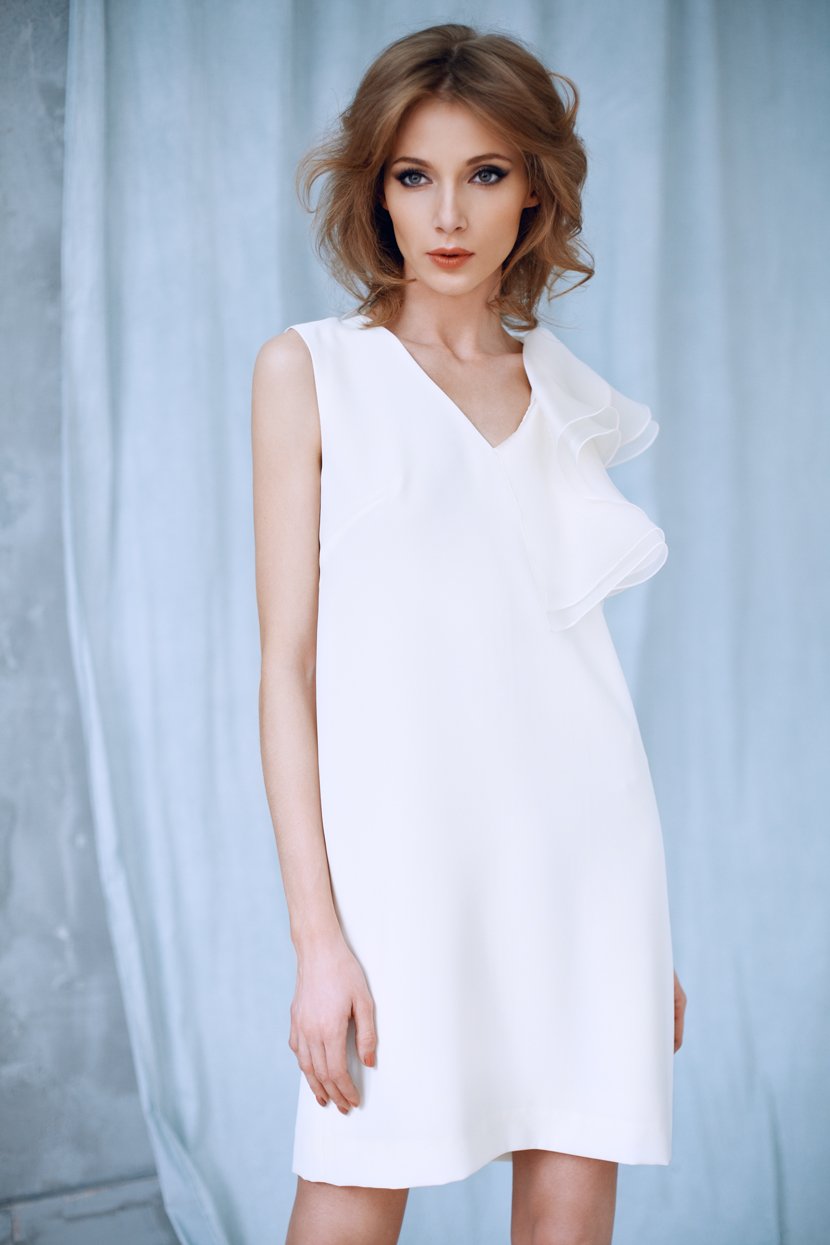 Короткое белое платье