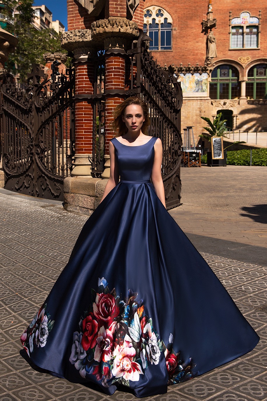 Элегантное выпускное платье в темно-синем цвете з шикарным цветочным принтом. Спинка оголенная и украшена двумя бантиками на кнопочках. 