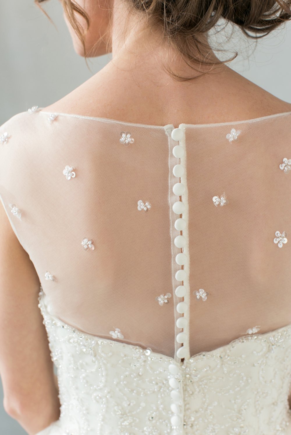 Красивая спинка свадебного платья с прозрачным слоем и пуговицами