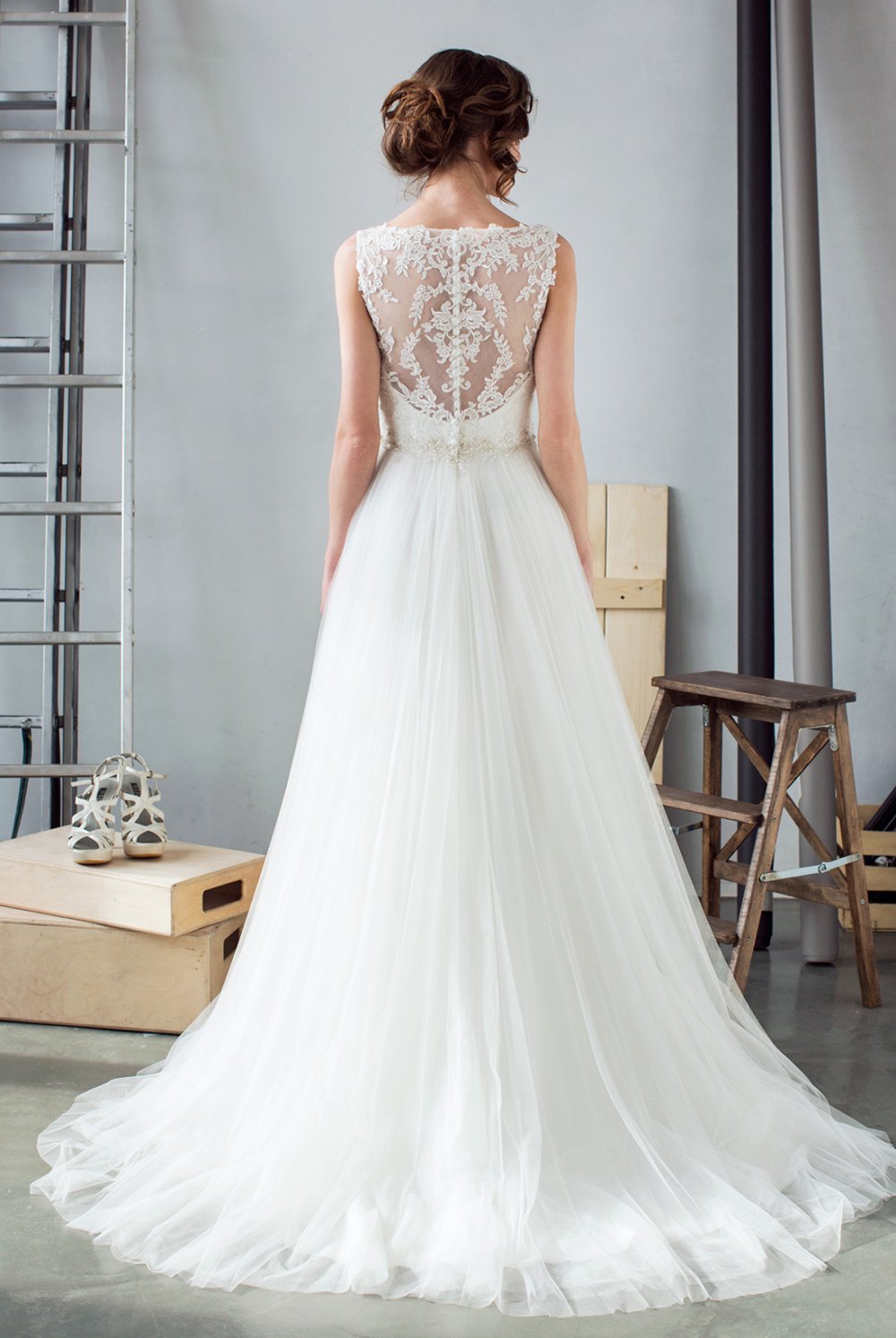 Свадебное платье с красивой кружевной спиной и пуговицами