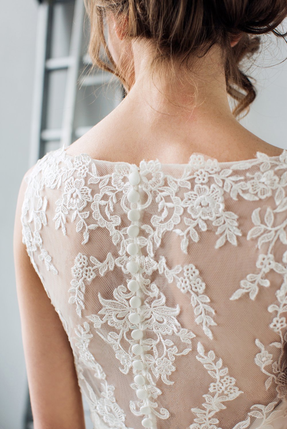 Свадебное платье с красивой кружевной спиной и пуговицами