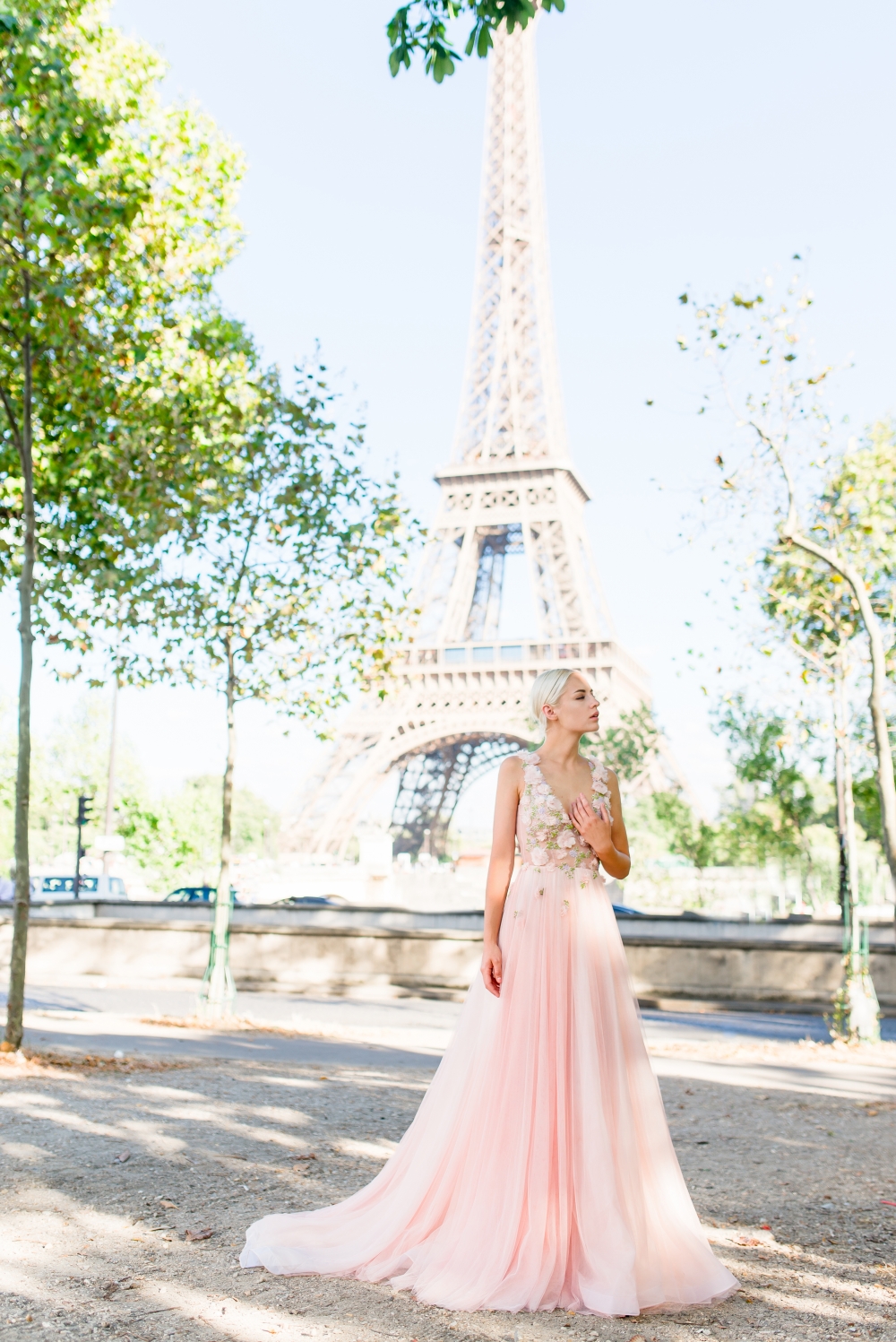 Эксклюзивное свадебное платье в нежно-розовом цвете с оригинальным верхом, декорированным объёмным цветочным принтом.