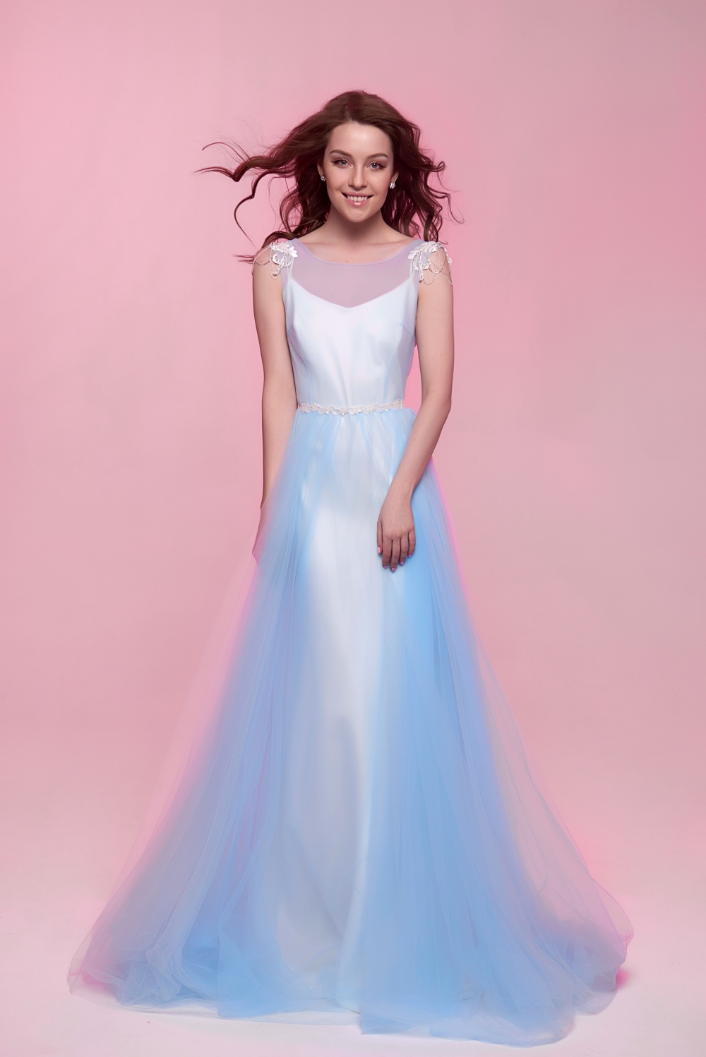 Оригинальное свадебное платье для нестандартных невест. Лёгкий и воздушный кейп может дополнить любое лаконичное платье.