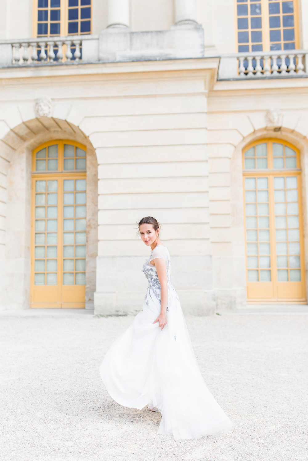 Воздушное свадебные платье А-силуэта с цветным, расшитым бусинами кружевом по талии, делает платье более игривым и необыкновенным.